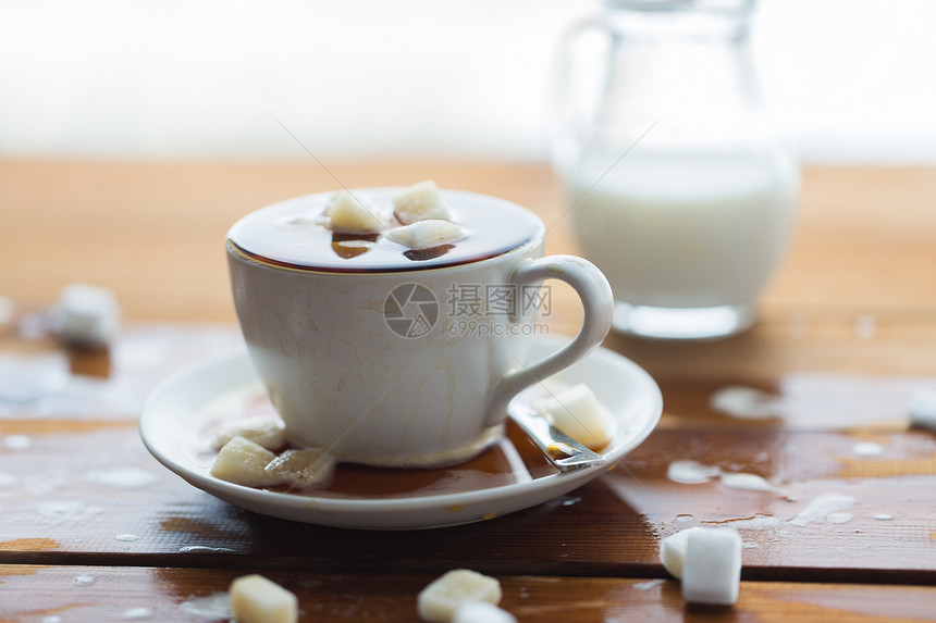 健康的饮食,象饮料的块糖堆淹没杯咖啡木桌上图片