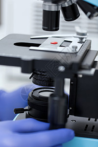 科学化学生物学医学人的用显微镜血液测试样本临床实验室进行研究图片