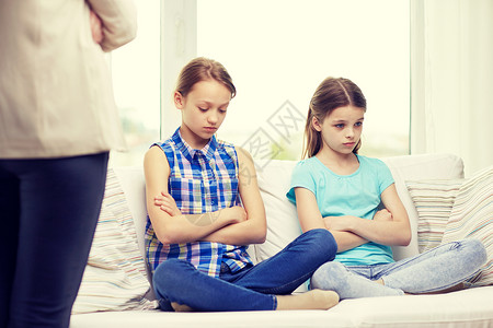 人,孩子,端行为,朋友友谊的心烦意乱的感觉内疚高兴的小女孩坐沙发上母亲家图片