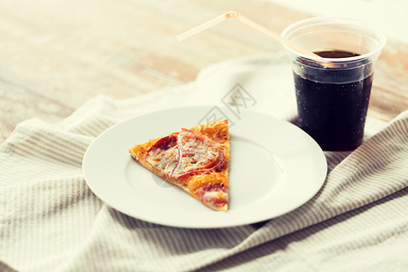 快餐,意大利厨房饮食披萨片与杯可口可乐饮料木桌上图片