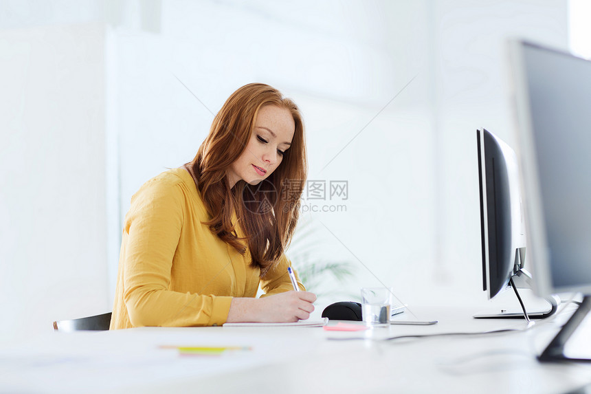 商业,创业人的女商人创造力的女上族,用电脑写笔记本图片