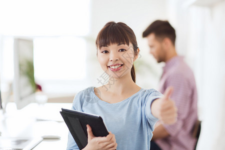 商业,创业人的快乐的亚洲女商人创造的女办公室工作人员与平板电脑竖大拇指图片