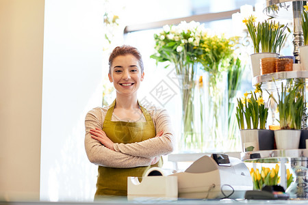 人,商业,销售花卉快乐微笑的花店妇女花店现金箱图片
