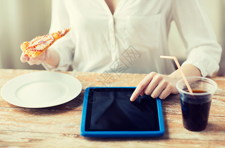 快餐,人,技术饮食妇女的手与平板电脑,比萨饼可口可乐计数卡路里桌子上图片