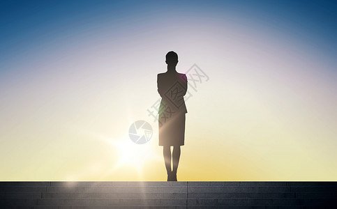 商业,成功,成就人的女人站楼梯上的阳光背景图片