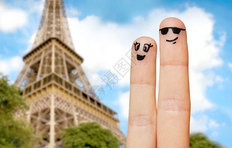 家庭,夫妇,旅游,旅游身体部分的两个手指与微笑的脸巴黎埃菲尔铁塔的背景图片