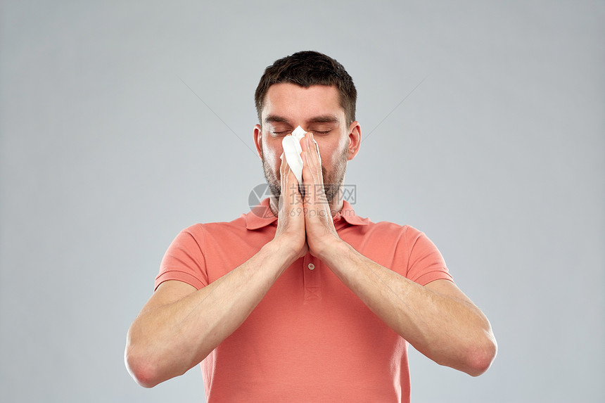 人,医疗,鼻炎,感冒过敏病人用纸巾鼻子灰色背景图片