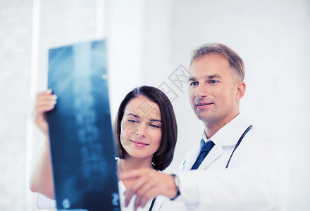 医疗保健,医疗放射学两名医生看X光图片