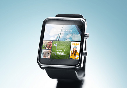 现代技术,大众媒体,象媒体黑色智能手表与新闻应用屏幕上的蓝色背景图片