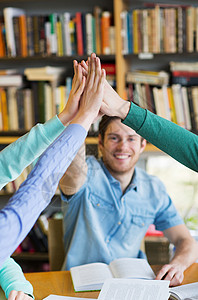 人,教育高中的密切快乐的学生高五手势准备考试图书馆背景图片