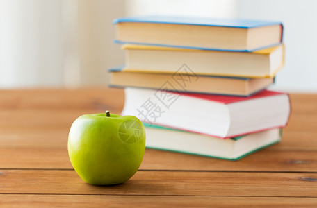 教育,学校,文学,阅读知识书籍绿色苹果木桌上图片