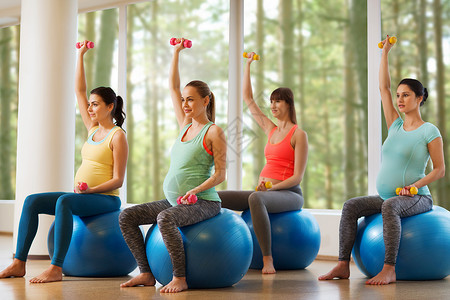 怀孕,运动,健身,人健康的生活方式快乐的孕妇与哑铃健身房锻炼球图片