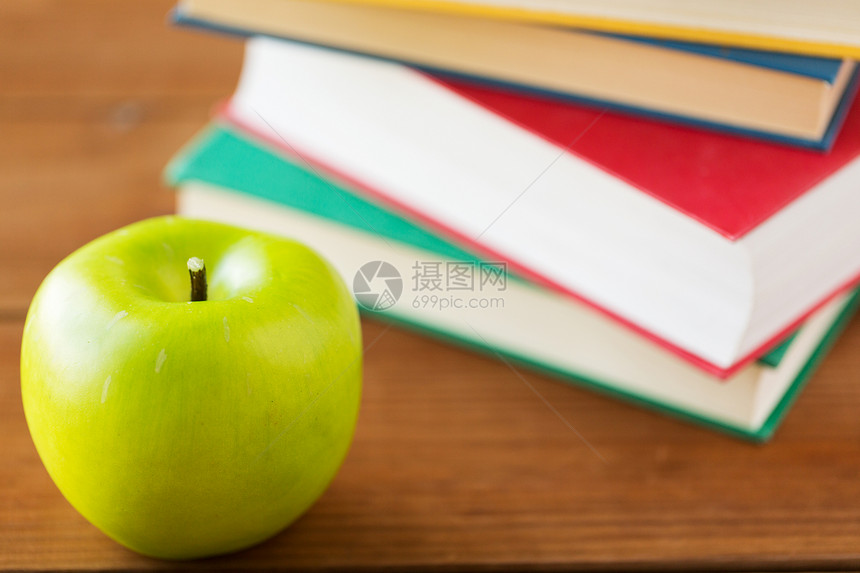 教育,学校,文学,阅读知识书籍绿色苹果木桌上图片