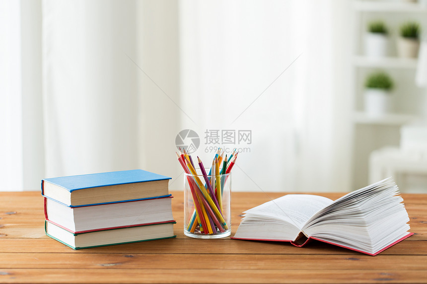 教育,学校,绘画,创造力象蜡笔彩色铅笔书籍木桌上图片