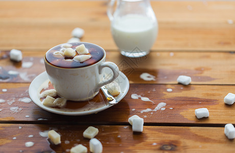 健康的饮食,象饮料的块糖堆淹没杯咖啡木桌上高清图片