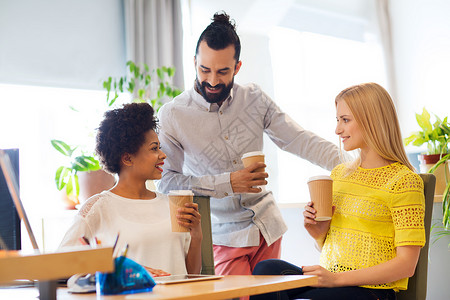 商业,沟通,饮料,创业人的快乐的创意队喝咖啡讨论办公室的事情图片