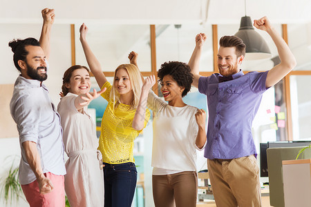 商业,胜利,手势,人队合作的快乐的国际创意队举手庆祝胜利办公室图片