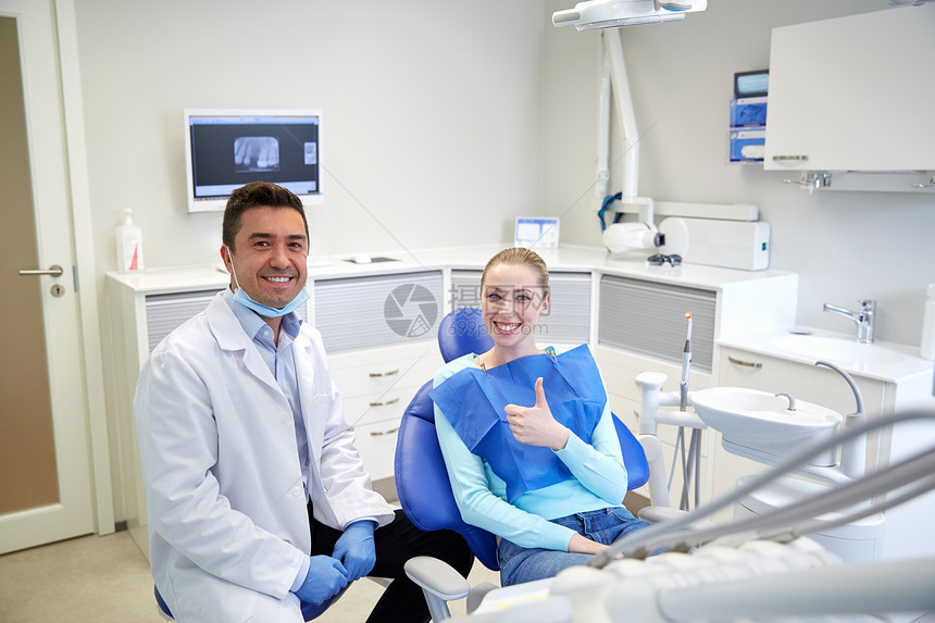 人,医学,口腔科保健快乐的男牙医与女病人牙科诊所办公室交谈图片