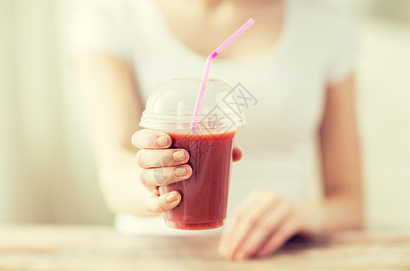 健康的饮食,饮食人的密切妇女着塑料杯与果汁冰沙图片