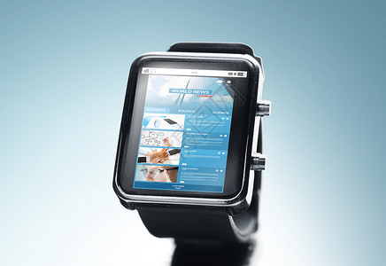 现代技术,大众媒体,应用象黑色智能手表与新闻网页屏幕上的蓝色背景图片