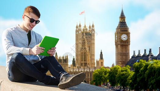 技术,旅游,旅游人的微笑的轻人十几岁的男孩与平板电脑电脑伦敦城大本塔背景图片