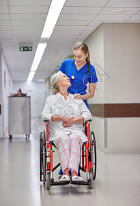 医学,龄,支持,保健人的快乐护士医院走廊坐轮椅的老妇女病人图片