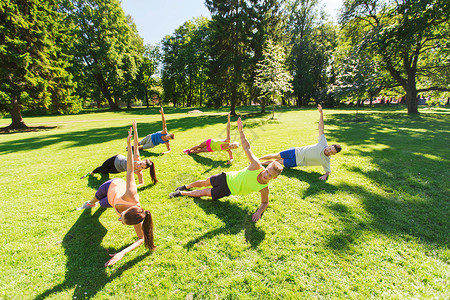 健身,运动,友谊健康的生活方式群快乐的青少朋友运动员新兵训练营锻炼图片