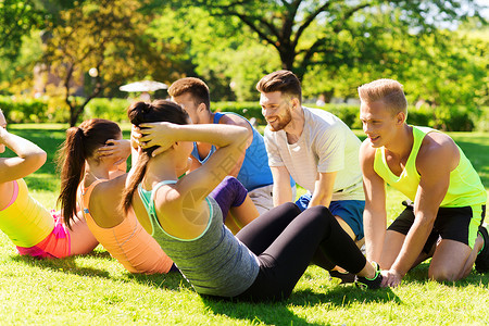 健身,运动,友谊健康的生活方式群快乐的青少朋友运动员新兵训练营锻炼仰卧坐图片