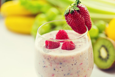 健康的饮食,烹饪,素食,饮食人的璃与草莓奶昔水果图片