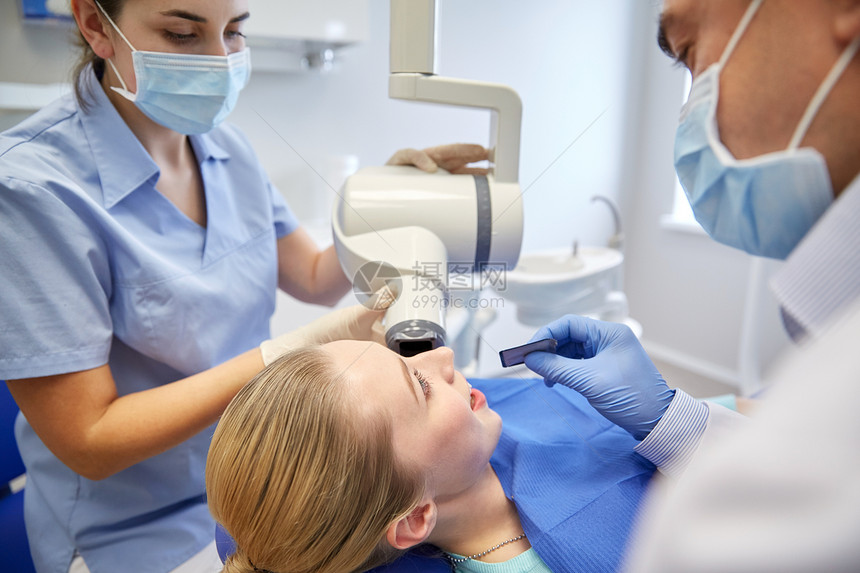 人,医学,口腔医学,技术保健密切牙医把口腔内盾给女病人口腔助理指导X光机牙科诊所图片