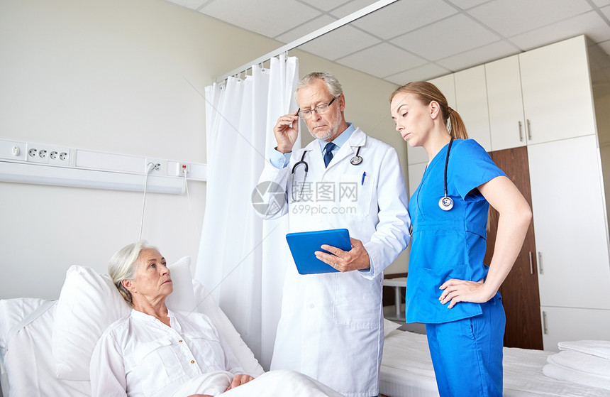 医学,龄,保健人的医生护士用平板电脑访问老病人妇女医院病房图片