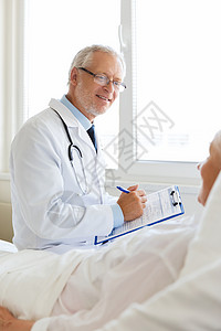 医学,龄,保健人的老年女子医生写信给剪贴板医院病房图片