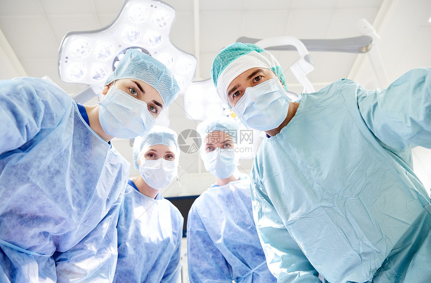 外科,医学人的群外科医生手术室里看着镜头图片