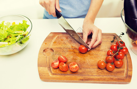 健康的饮食,烹饪,素食,饮食人的密切妇女切西红柿与刀砧板上图片