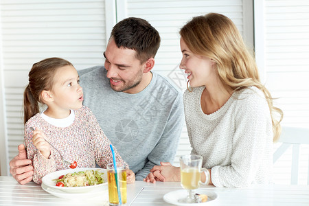 家庭,父母,沟通人的快乐的母亲,父亲小女孩吃意大利晚餐,并餐馆咖啡馆交谈图片