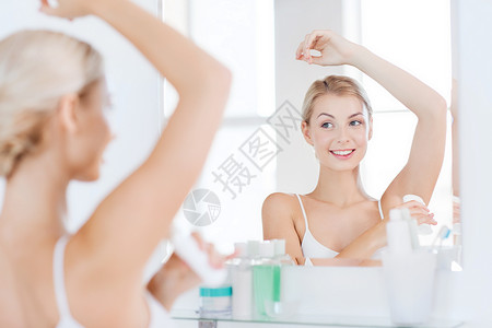 妇女应用止汗剂贴除臭剂背景图片