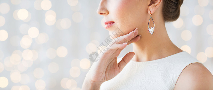 魅力,美丽,珠宝豪华美丽的女人脸与珍珠耳环假日灯光背景图片