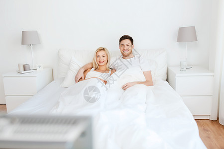 人,休息,爱,关系幸福的幸福的夫妇躺家里的床上看电视图片
