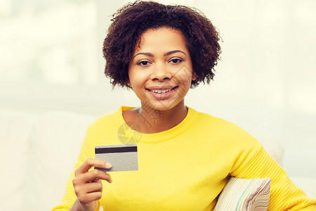 人,银行,购物电子货币快乐的非裔美国轻妇女坐沙发上,家里信用卡借记卡图片