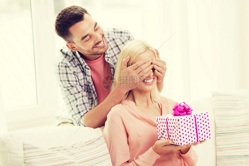 关系,爱,人,生日假期的快乐的男人遮住女人的眼睛,家里送礼品盒图片