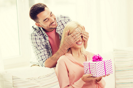 关系,爱,人,生日假期的快乐的男人遮住女人的眼睛,家里送礼品盒图片
