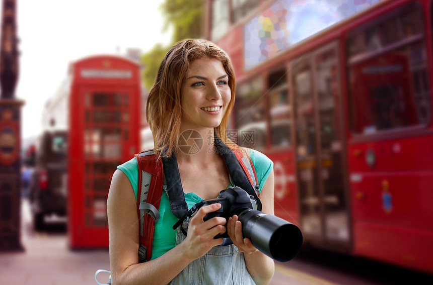 旅行,旅游人的快乐的轻妇女背包相机拍摄伦敦城市街道的背景图片