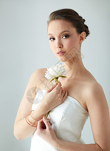 美丽,珠宝,人奢侈的美丽的亚洲妇女新娘穿着白色连衣裙与牡丹花,金戒指手镯背景图片