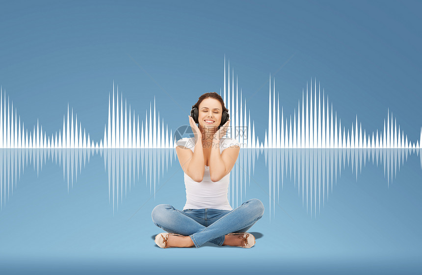 技术,音乐幸福微笑的轻妇女少女耳机蓝色背景声波图表图片