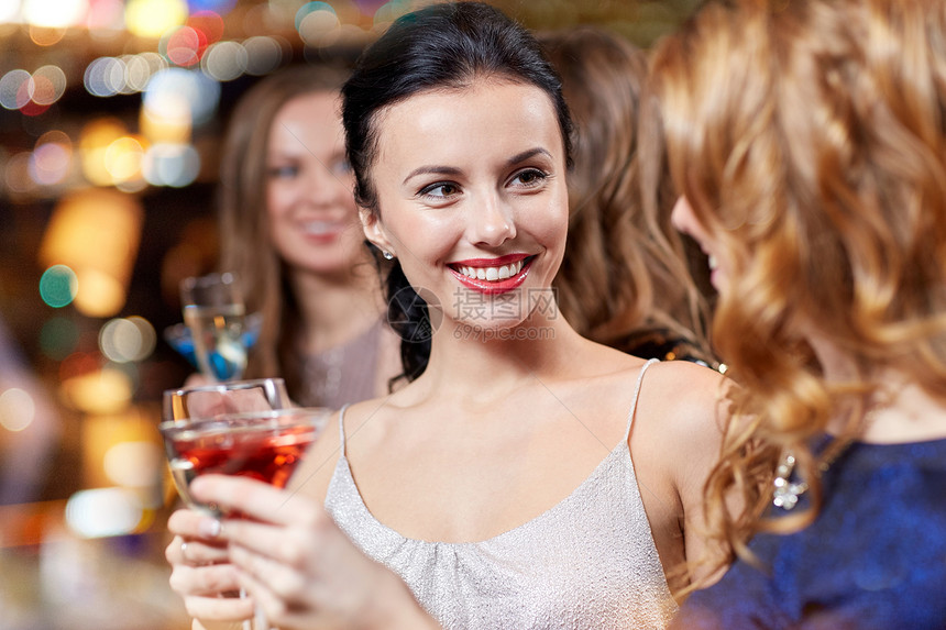 庆祝,朋友,单身派节日快乐的女人夜总会喝香槟鸡尾酒图片