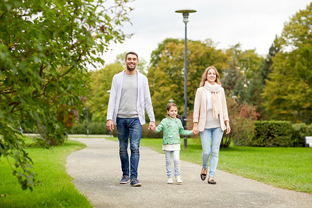 家庭,父母,收养人的快乐的母亲,父亲小女孩夏季公园散步图片