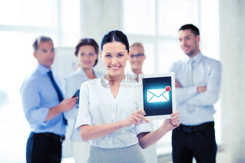 商业,通信互联网女商人持平板电脑与电子邮件标志图片
