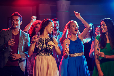 派,假期,庆祝,夜生活人们的快乐的朋友带着杯香槟俱乐部跳舞图片
