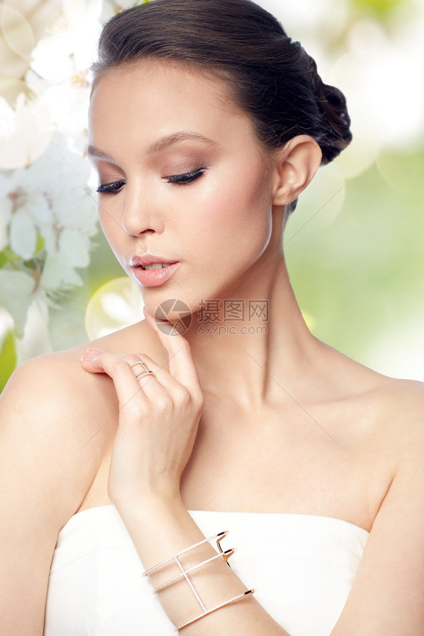 美丽,珠宝,婚礼配件,人奢侈的美丽的亚洲妇女新娘与金戒指手镯自然春天樱花背景图片