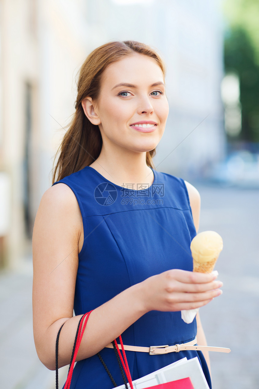 销售,消费主义,夏天人的快乐的轻女人,购物袋冰淇淋城市街道图片